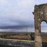 Scarpiniamo quindi su un'altra rampa che porta al terrazzo: da quass� il panorama sull'agro di Triggiano con i nuvoloni che avanzano minacciosi � davvero suggestivo